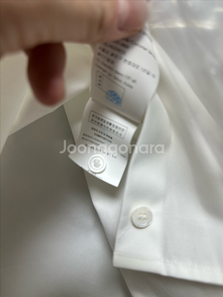 우영미 코튼 백로고 화이트셔츠--2