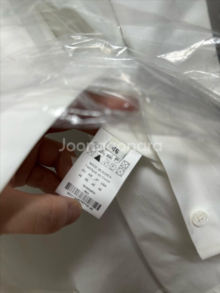 우영미 코튼 백로고 화이트셔츠--3