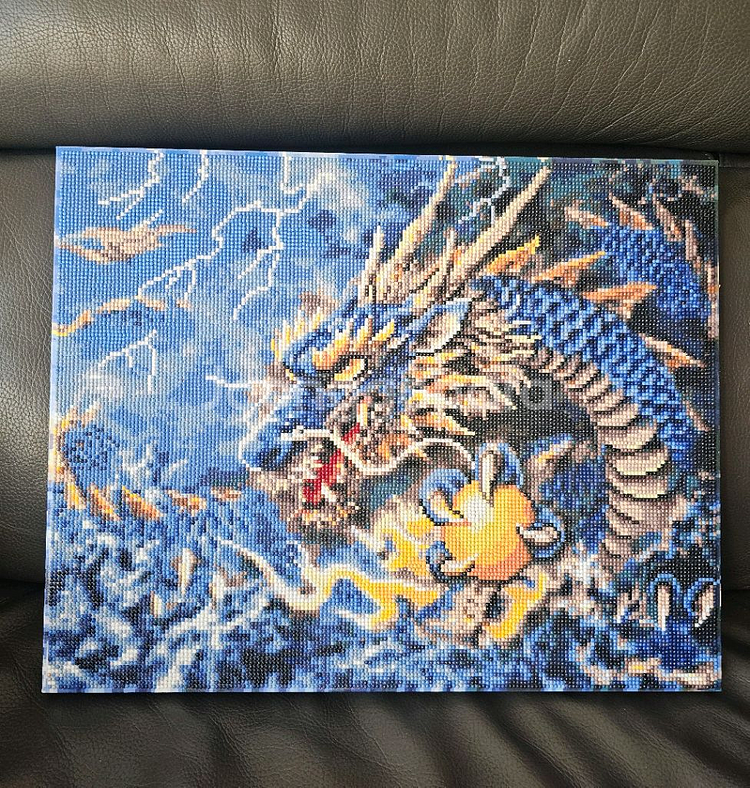 인테리어액자 보석십자수 파란용 완성품 팝니다--0
