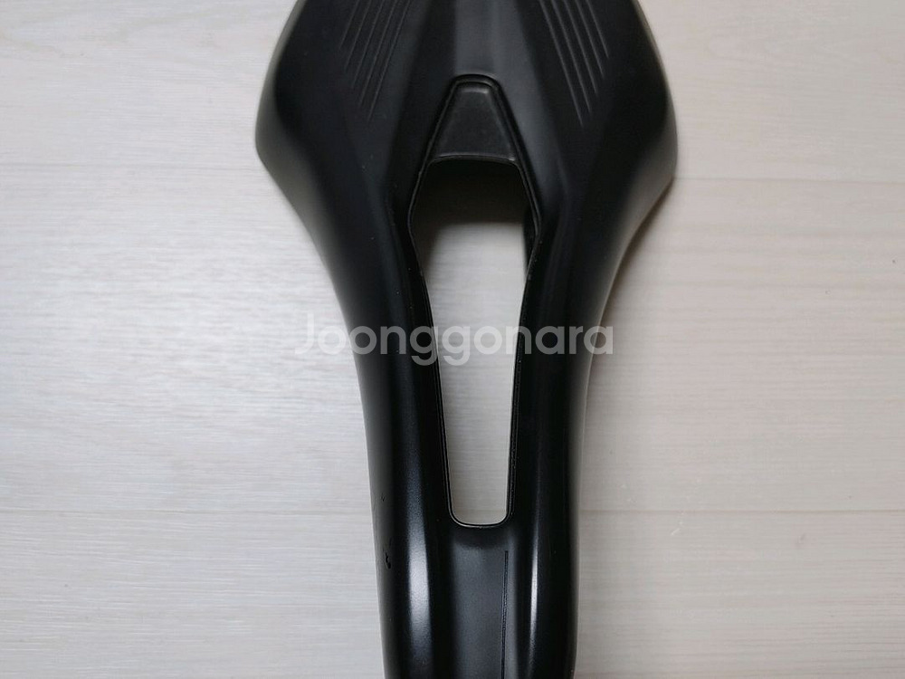 최상급안장] 안장 피직 아르고 R1(Fizik Argo R1) 140미리 안장팝니다.택포7.5만--2