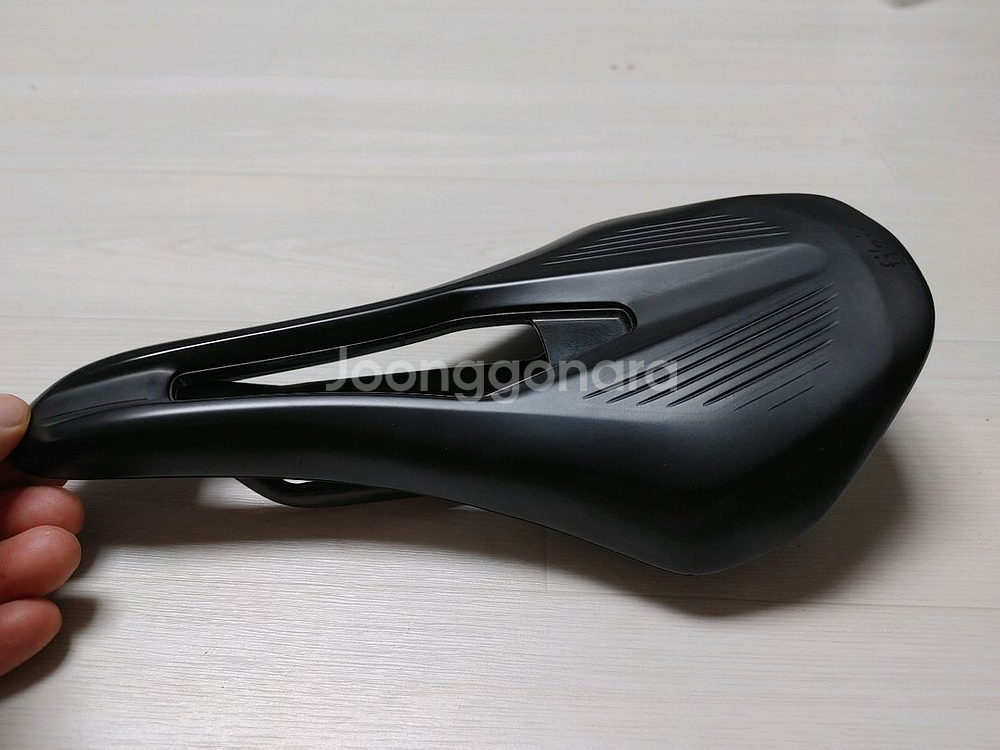 최상급안장] 안장 피직 아르고 R1(Fizik Argo R1) 140미리 안장팝니다.택포7.5만--0