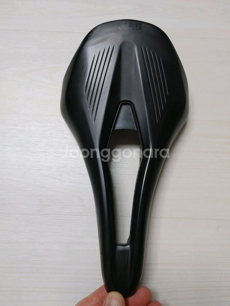 최상급안장] 안장 피직 아르고 R1(Fizik Argo R1) 140미리 안장팝니다.택포7.5만--4