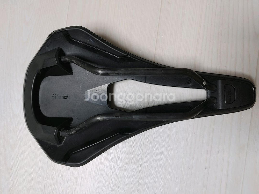 최상급안장] 안장 피직 아르고 R1(Fizik Argo R1) 140미리 안장팝니다.택포7.5만--9