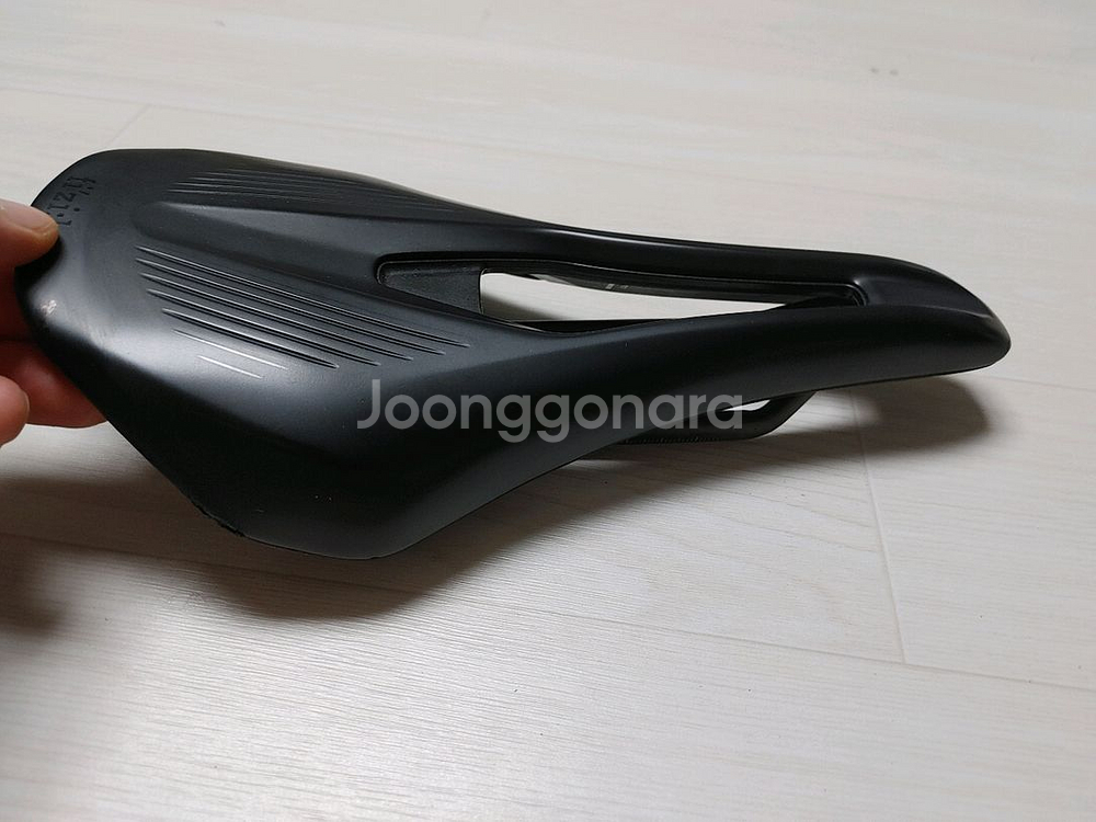 최상급안장] 안장 피직 아르고 R1(Fizik Argo R1) 140미리 안장팝니다.택포7.5만--7