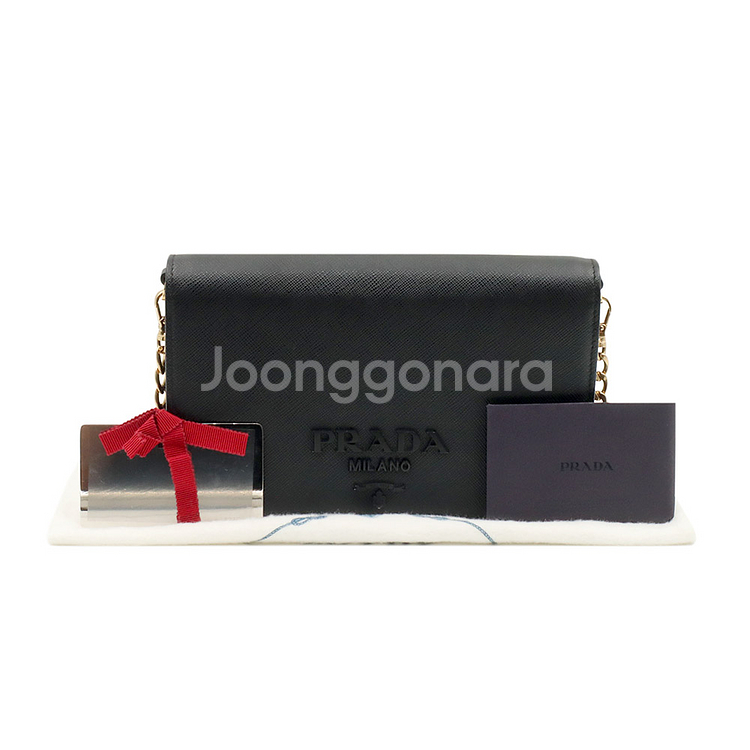 프라다 블랙 사피아노 레터링 로고 금장 체인 플랩 미니 크로스백 / 1BP012--1