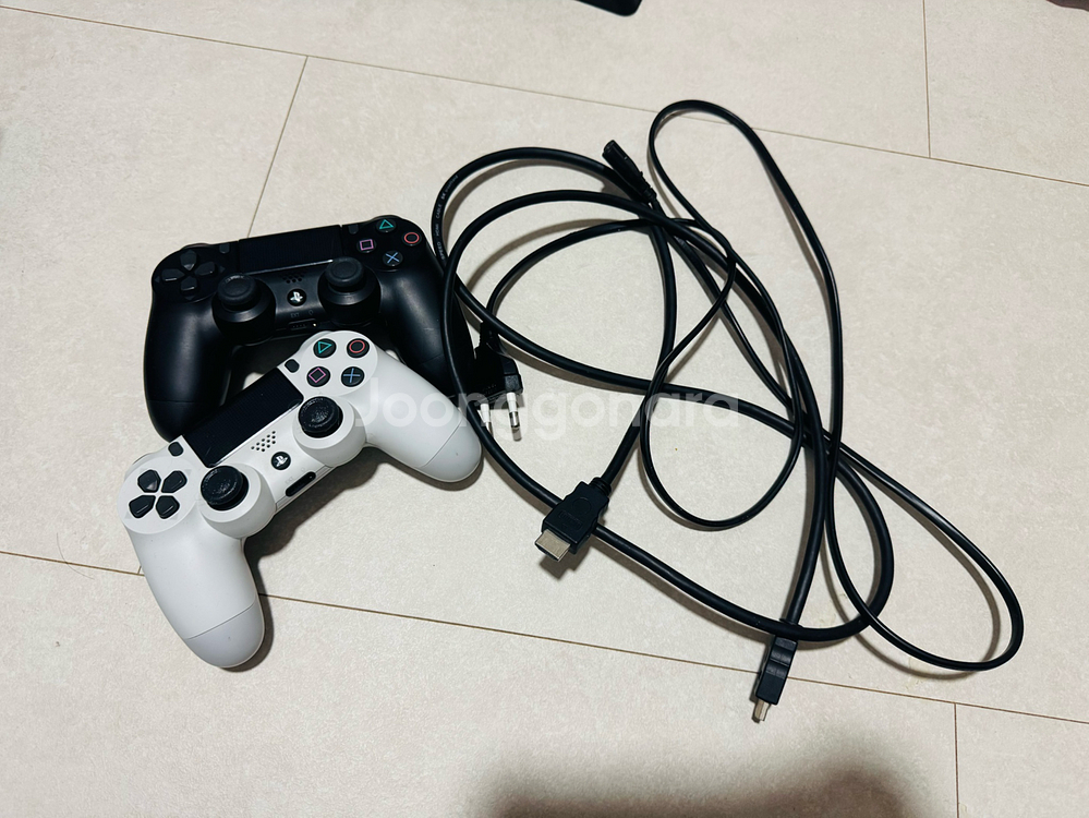 PS4 슬림 1TB + 컨트롤러 2개+게임cd4종 포함--0