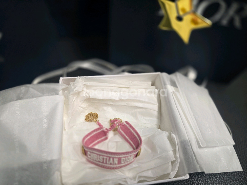 크리스찬디올 오븐팔찌 (새제품)--1