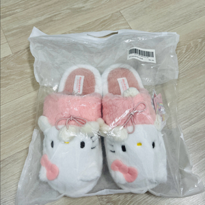 산리오 헬로 키티 털 실내화 슬리퍼