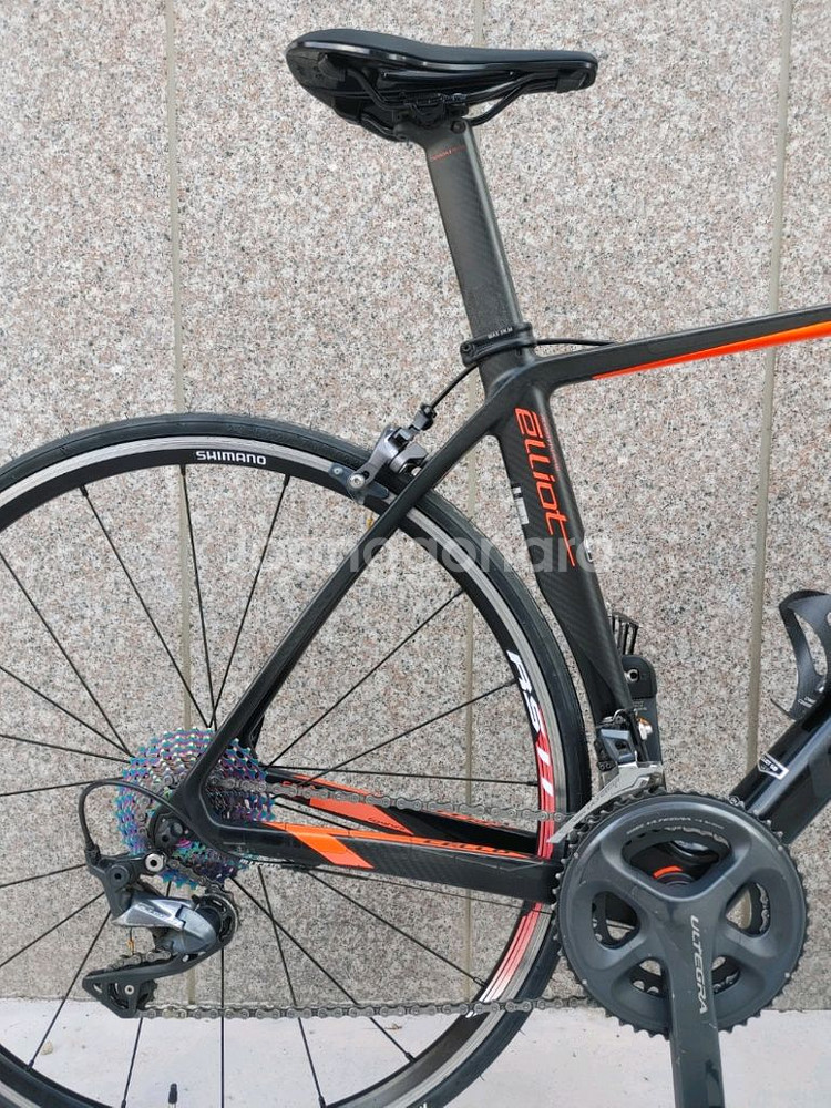 상태A급 17년 첼로 엘리엇s8 풀 울테그라 카본 로드자전거 490사이즈 팔아요.--3