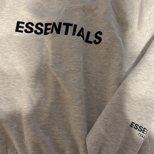 에센셜스 맨투맨