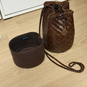 드래곤디퓨전 폼폼 버킷백 다크브라운 색상(+ 이너백)