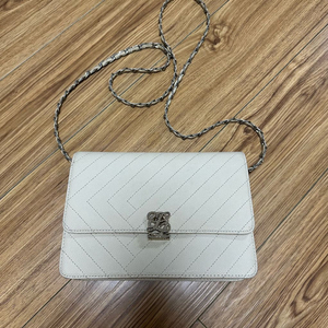 루이까또즈 가방 화이트 크로스백