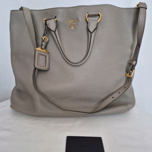 프라다 레더 토트백