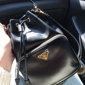 프라다 가죽 버킷백 복조리백