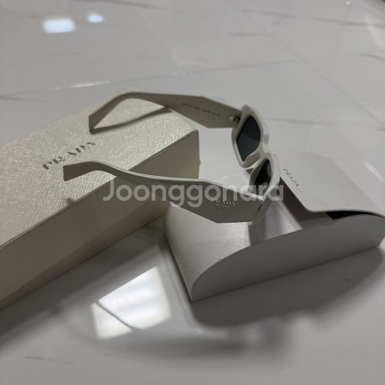 프라다 SPR 17W 화이트 심볼 선글라스--3