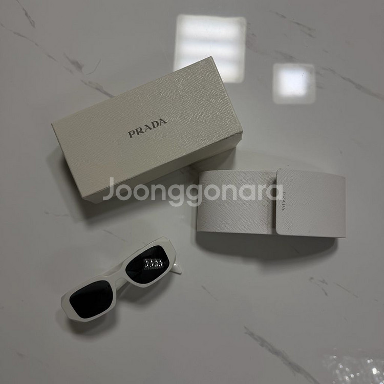 프라다 SPR 17W 화이트 심볼 선글라스--1