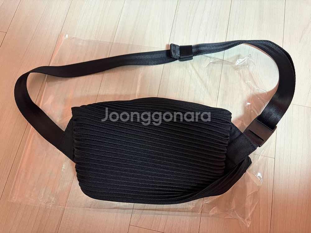 플리츠플리즈 Bias Pleats 웨이스트백 블랙판매합니다.--3