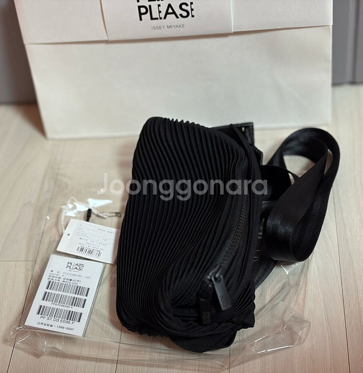플리츠플리즈 Bias Pleats 웨이스트백 블랙판매합니다.--1