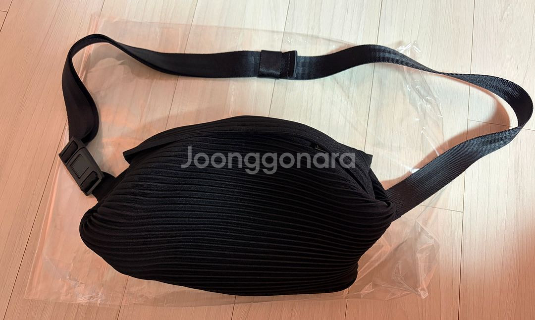 플리츠플리즈 Bias Pleats 웨이스트백 블랙판매합니다.--2