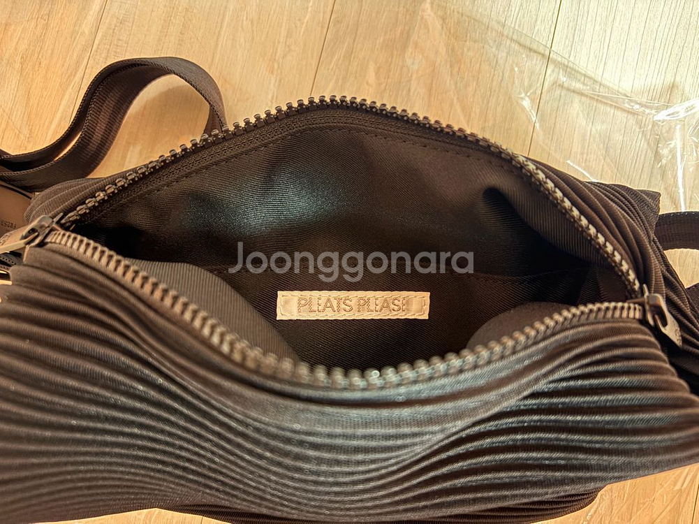 플리츠플리즈 Bias Pleats 웨이스트백 블랙판매합니다.--4