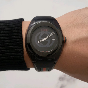 구찌 남성 싱크 러버 쿼츠 46mm 시계 손목시계 남자