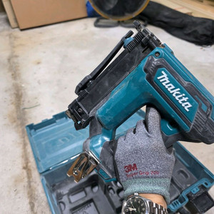 마끼다18V 충전타카 dst421