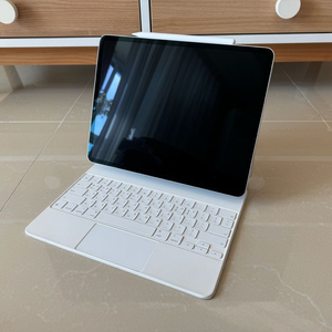 아이패드 프로 12.9 5세대 128GB WIFI + 매직 키보드 + 애플 펜슬 2세대 팝니다