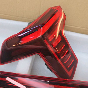 더뉴카니발 신형 테일램프 운전석 중앙 팝니다