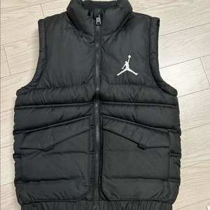나이키키즈 조던 패딩조끼 S사이즈팔아요(8-10y)