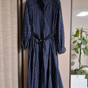 더아이잗컬렉션 스트라이프 원피스