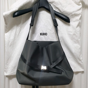 구호 나일론 버클 포인트 숄더백