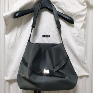 구호 나일론 버클 포인트 숄더백