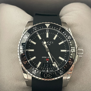 구찌 YA136301A 다이브 스틸 쿼츠 시계