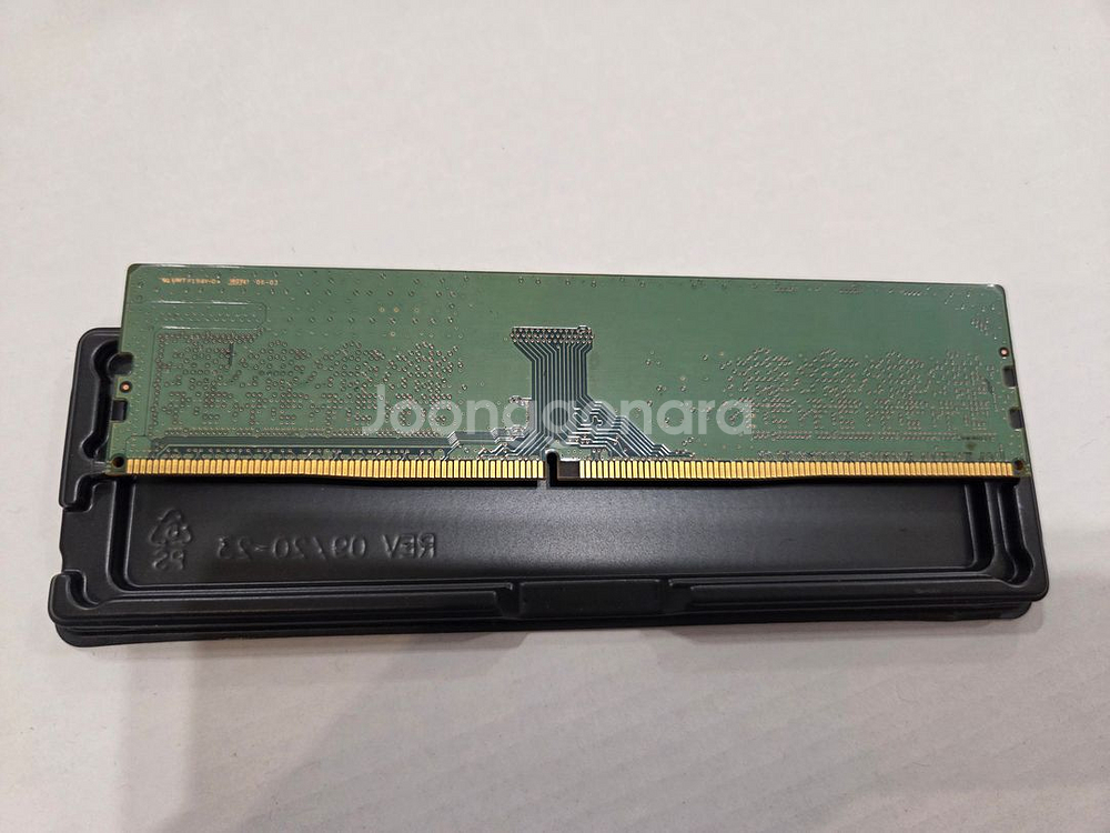 삼성 DDR4-2400 8GB 메모리 단면--2