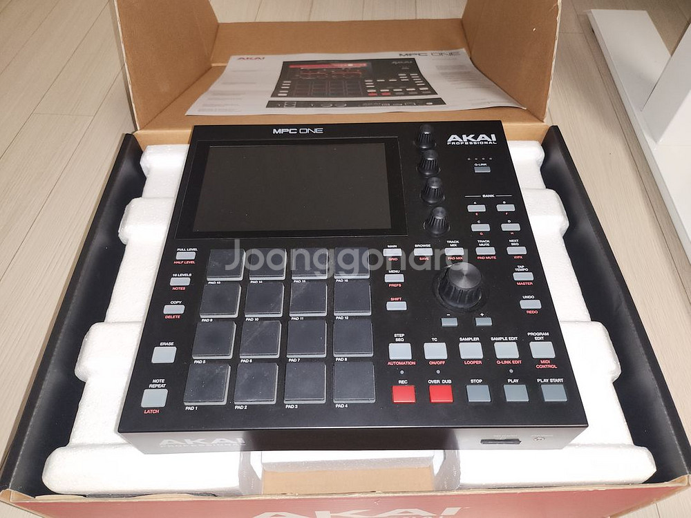 AKAI MPC ONE [아카이 엠피씨 원] 풀박스 판매합니다.--0
