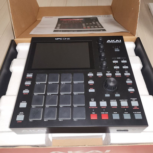 AKAI MPC ONE [아카이 엠피씨 원] 풀박스 판매합니다.