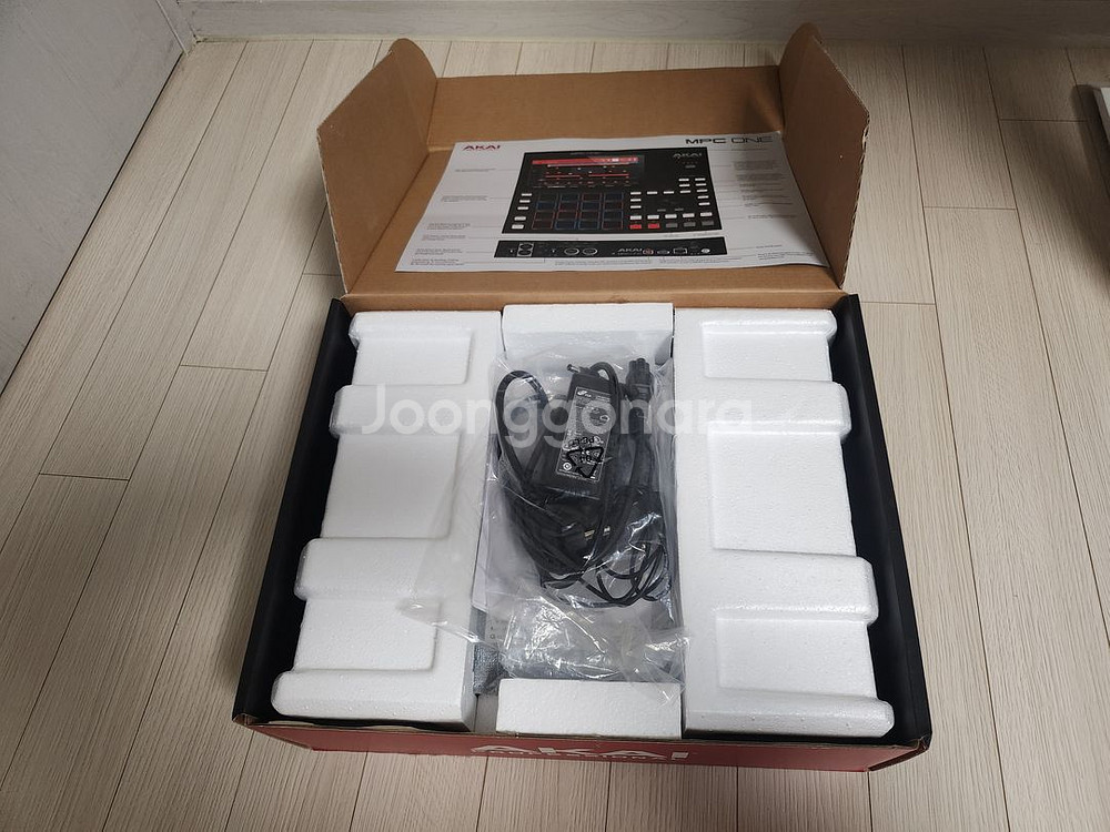 AKAI MPC ONE [아카이 엠피씨 원] 풀박스 판매합니다.--1