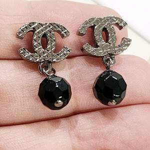 샤넬 CC 로고 볼 드롭 귀걸이