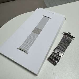 애플워치 티타늄 밀레니즈 루프 네츄럴 49mm m사이즈 판매합니다.