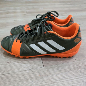 아디다스 나이트로 차지 3.0 풋살화 245mm