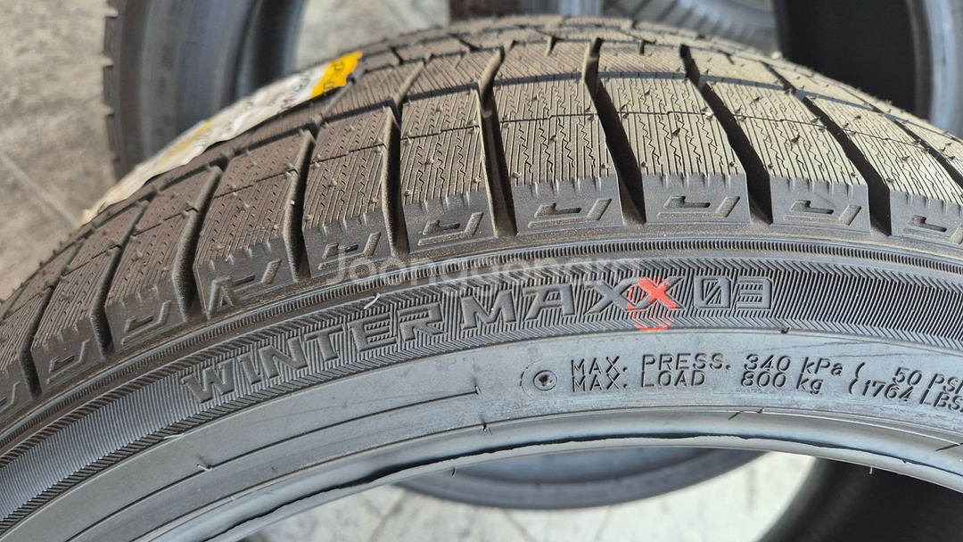 245 40 19, 275 35 19 던롭 윈터타이어--0