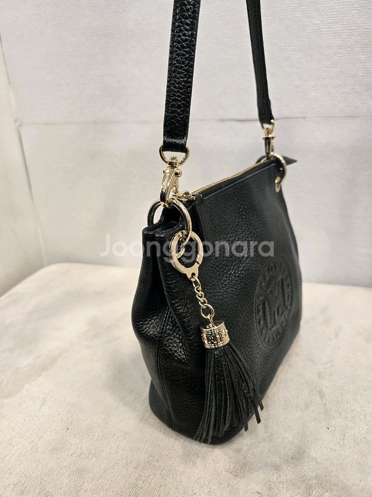 메트로시티 블랙 가죽 숄더백 태슬 장식--2