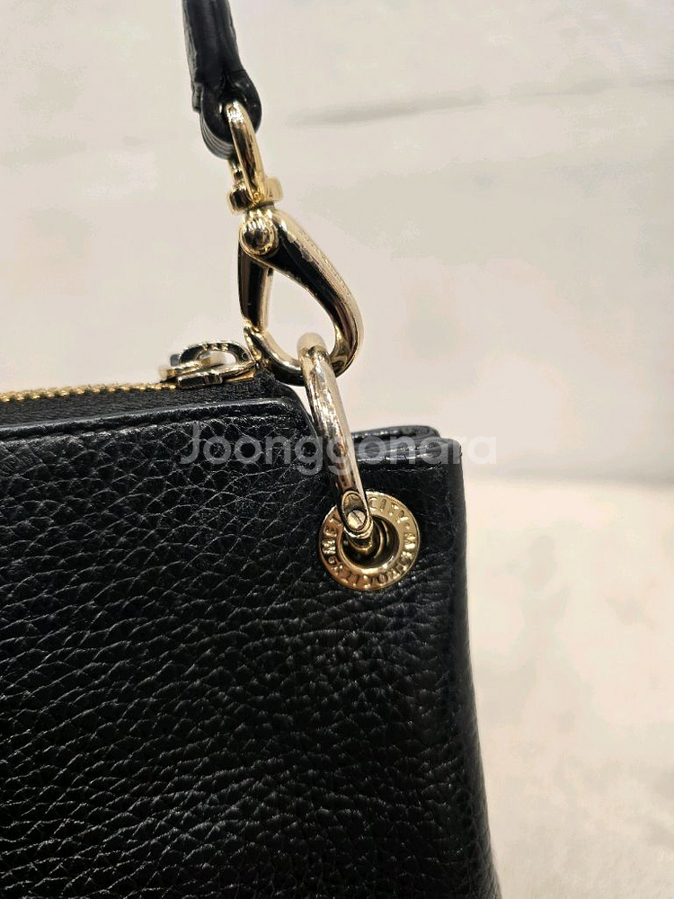 메트로시티 블랙 가죽 숄더백 태슬 장식--4