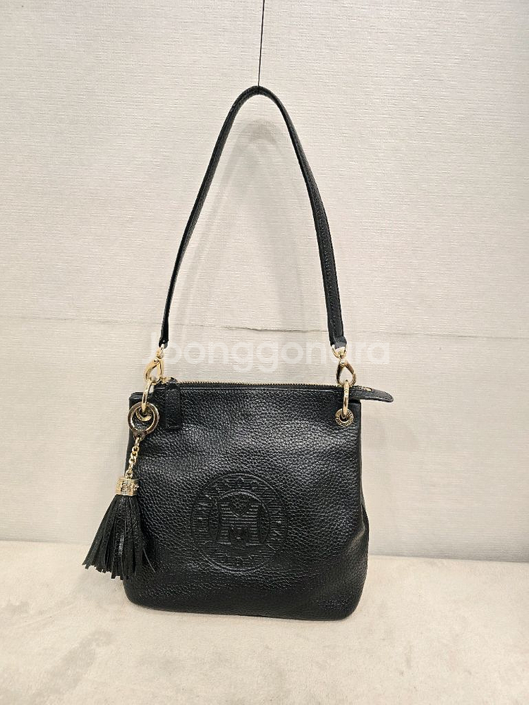 메트로시티 블랙 가죽 숄더백 태슬 장식--0