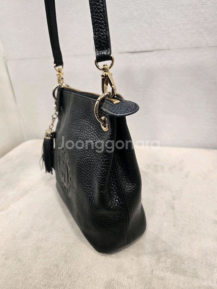 메트로시티 블랙 가죽 숄더백 태슬 장식--3