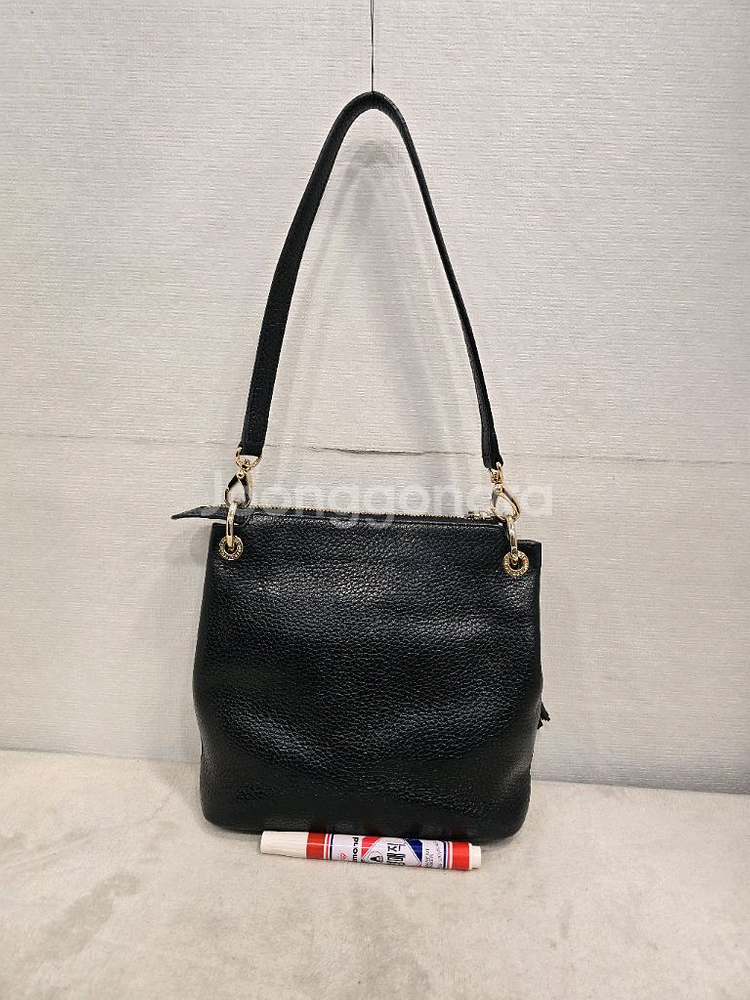 메트로시티 블랙 가죽 숄더백 태슬 장식--1