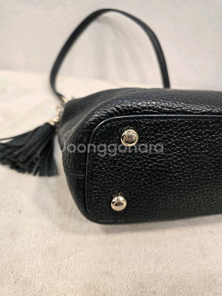 메트로시티 블랙 가죽 숄더백 태슬 장식--5