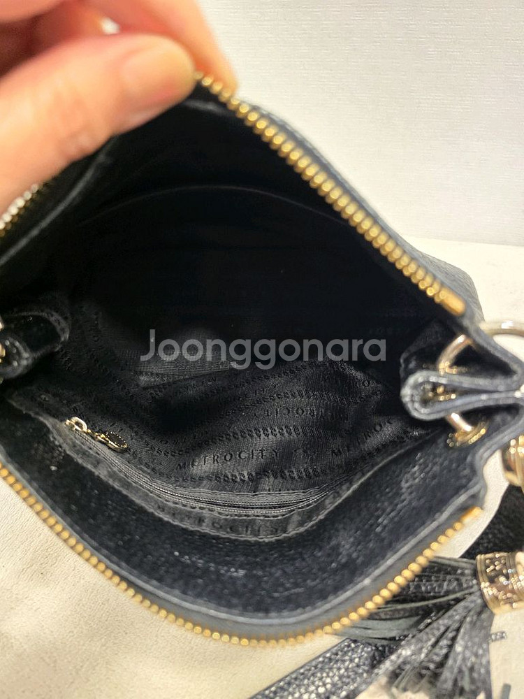 메트로시티 블랙 가죽 숄더백 태슬 장식--7