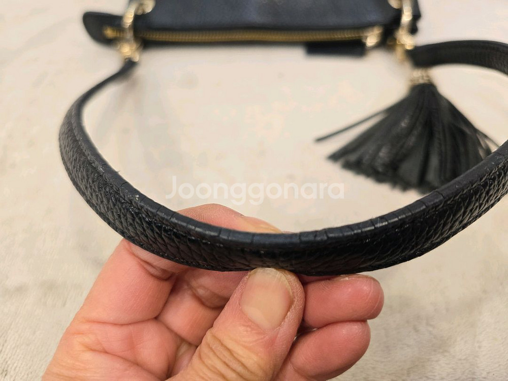 메트로시티 블랙 가죽 숄더백 태슬 장식--9