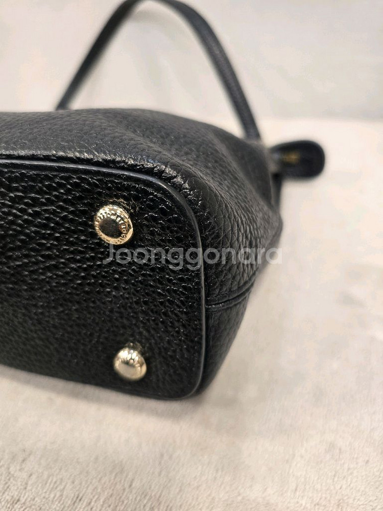 메트로시티 블랙 가죽 숄더백 태슬 장식--6